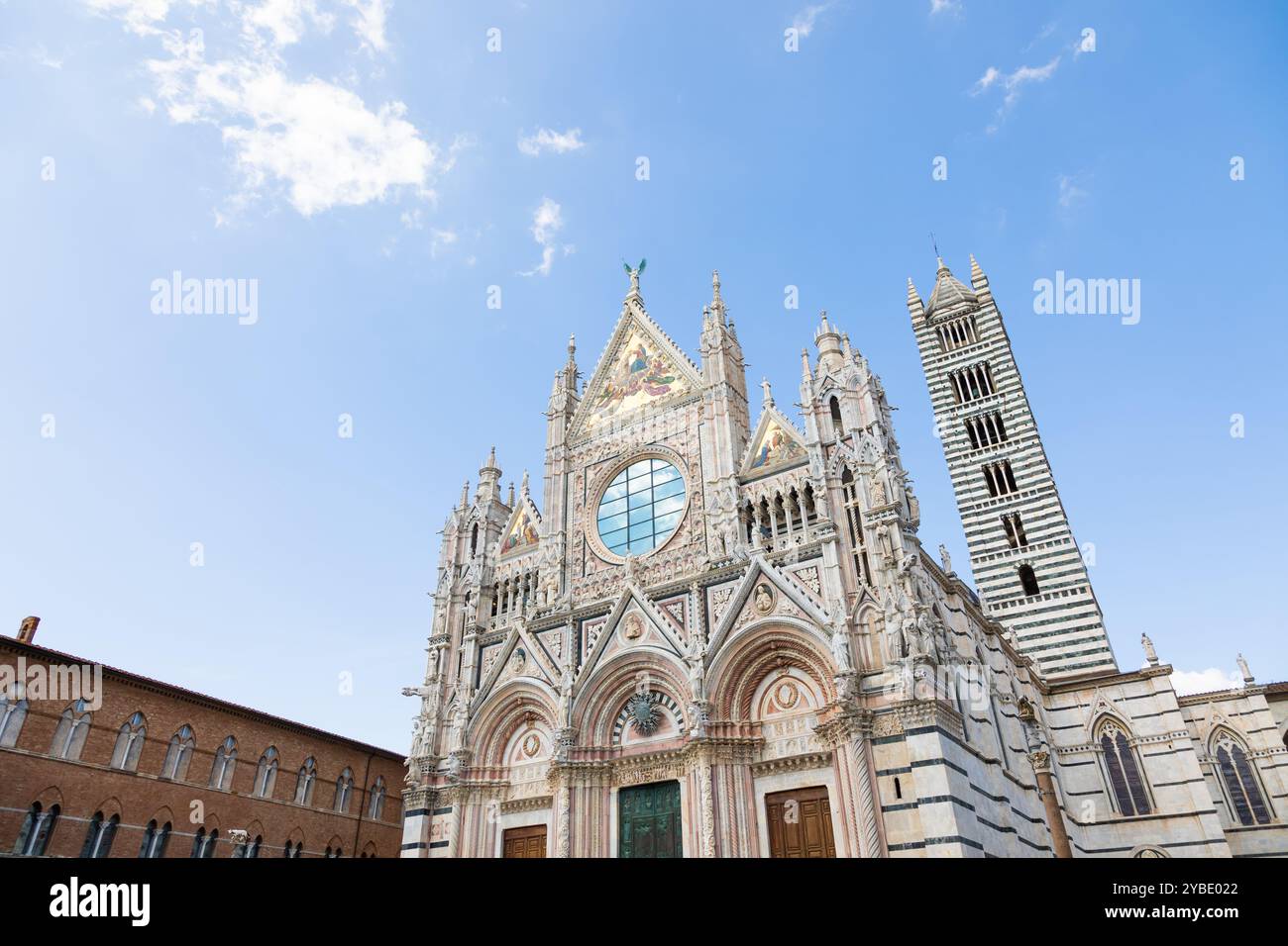 Cattedrale di Siena in Italia. Marmo bianco con cielo blu, famoso simbolo della Toscana Foto Stock