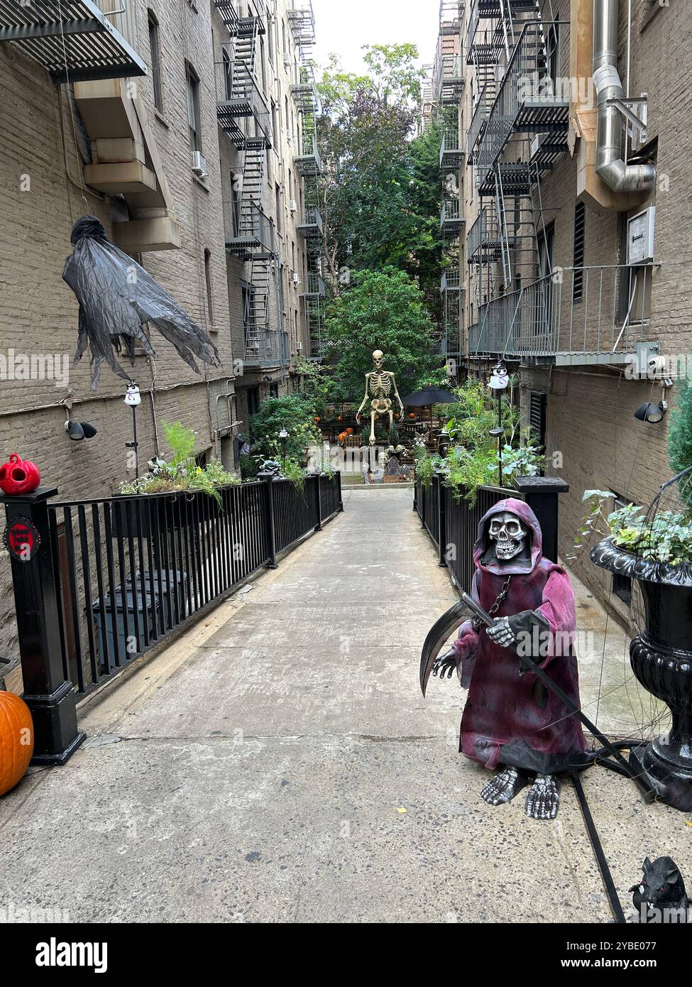 Decorazioni di Halloween tra due edifici residenziali, Greenwich Village, New York, New York, USA Foto Stock