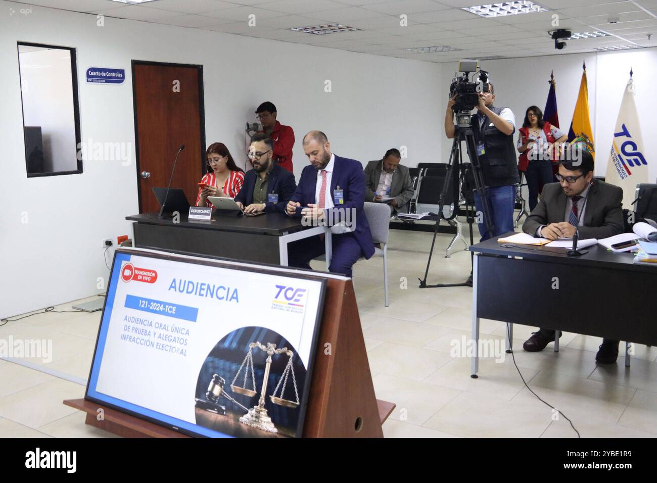 GUARDERAS ABAD CONTENCIOSO ELECTION Quito, venerdì 18 ottobre 2024 audizione orale delle prove e delle accuse di Juan Esteban Guarderas contro Veronica Abad, nel tribunale contenzioso elettorale, caso di candidatura sindaco Cuenca Eric Erazo avvocato per il Vice Presidente foto API Rolando Enriquez Quito Pichincha Ecuador POL GUARDERAS ABAD CONTENCIOSO CONTENCIOSO ELECTORAL Quito Foto Stock