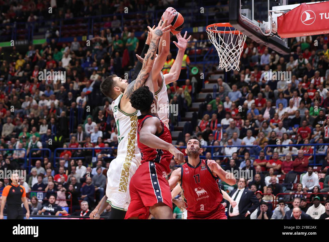 Milano, Italia. 17 ottobre 2024. Italia, Milano, 2024 10 17: Alen Smailagic (Zalgiris) e Deividas Sirvydis (Zalgiris) recupero della difesa durante la partita di basket EA7 Emporio Armani Milan vs Zalgiris Kaunas, EuroLeague 2024-2025 Round 4Italy, Milano, 2024 10 17: EA7 Emporio Armani Milan vs, Zalgiris Kaunas EuroLeague 2024/2025 Round 4 al Forum Unipol. (Foto di Fabrizio Andrea Bertani/Pacific Press/Sipa USA) credito: SIPA USA/Alamy Live News Foto Stock