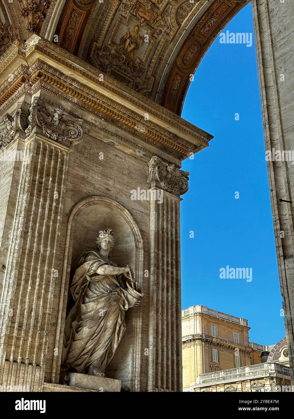 Statua nella città del Vaticano - Immagine stock catturata con smartphone
