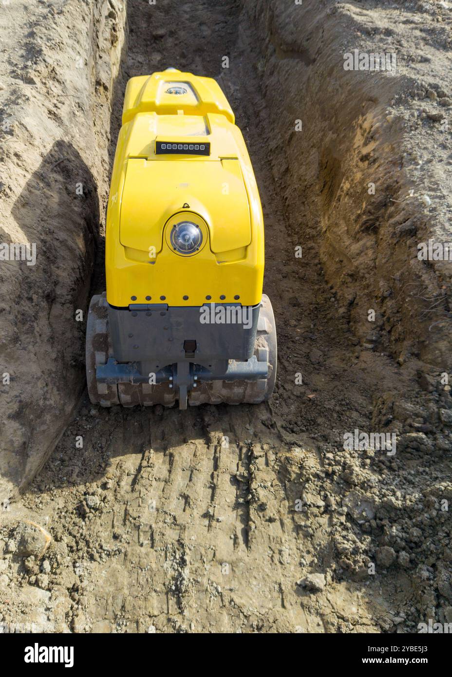 Mini compattatore controllato a distanza in trincea Foto Stock