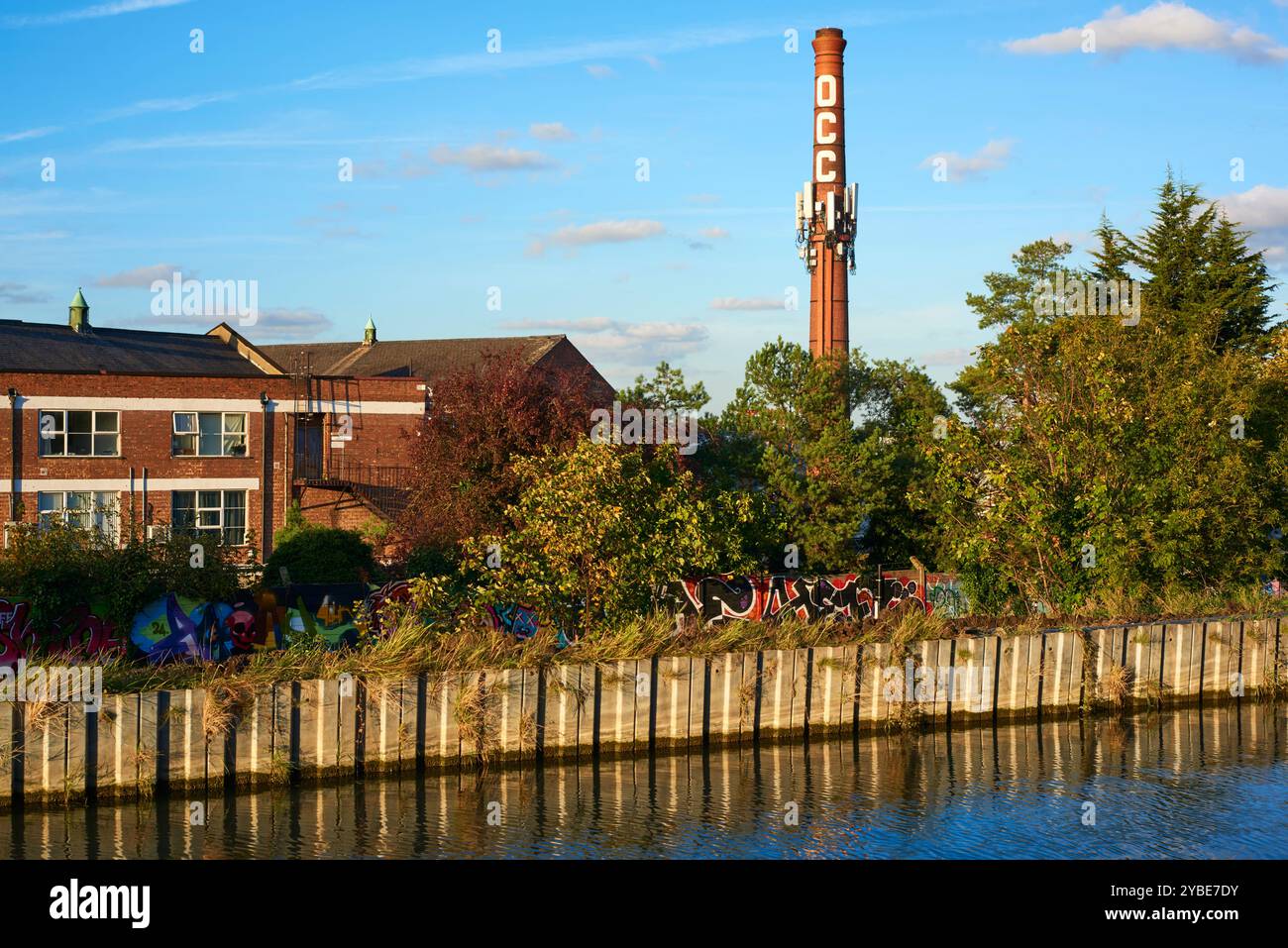 Edifici e il New River a Harringay Warehouse District, Londra Regno Unito, in autunno Foto Stock