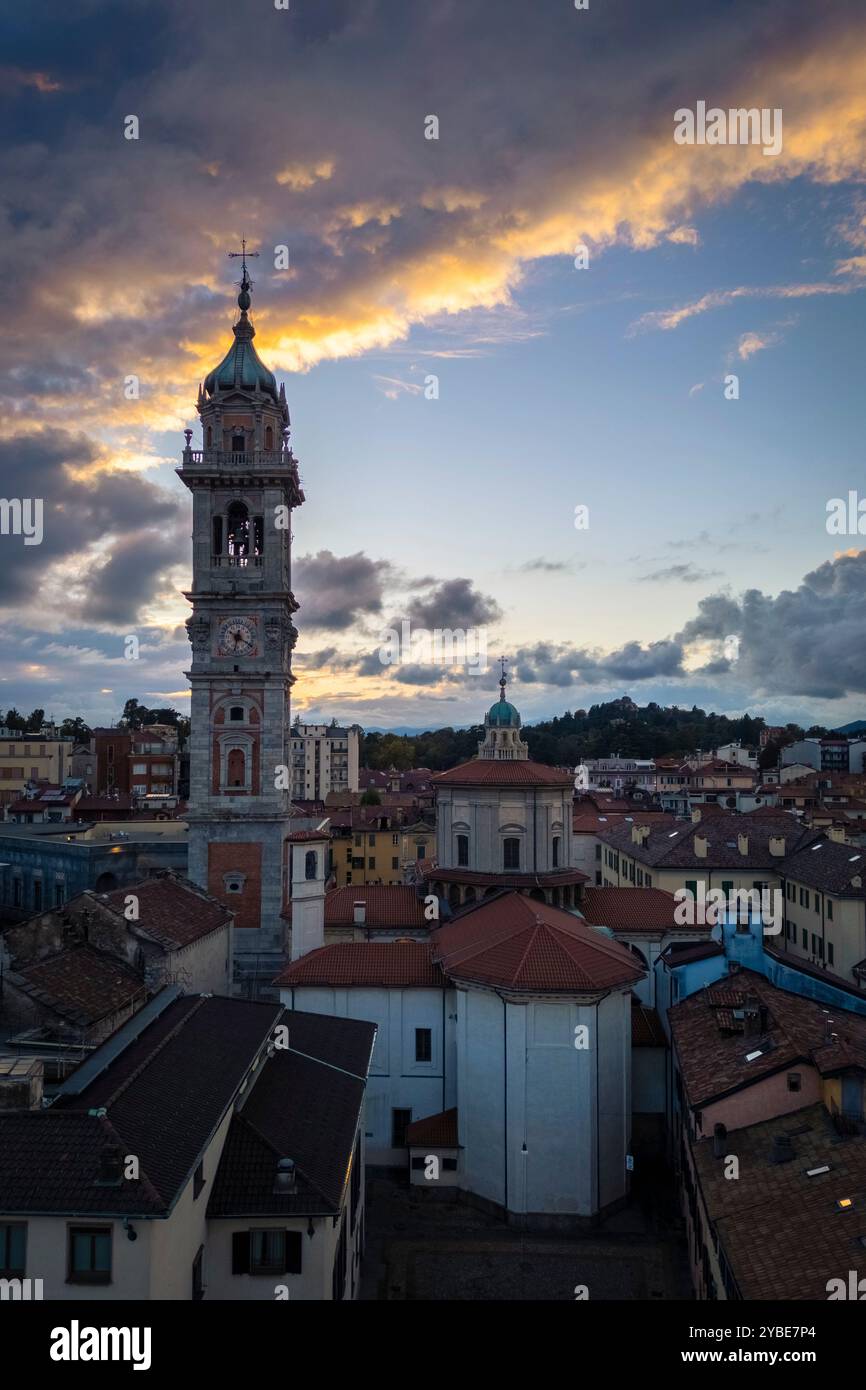 Tramonto autunnale sulla basilica di San Vittore e sul campanile chiamato Bernascone. Varese, Lombardia, Italia. Foto Stock