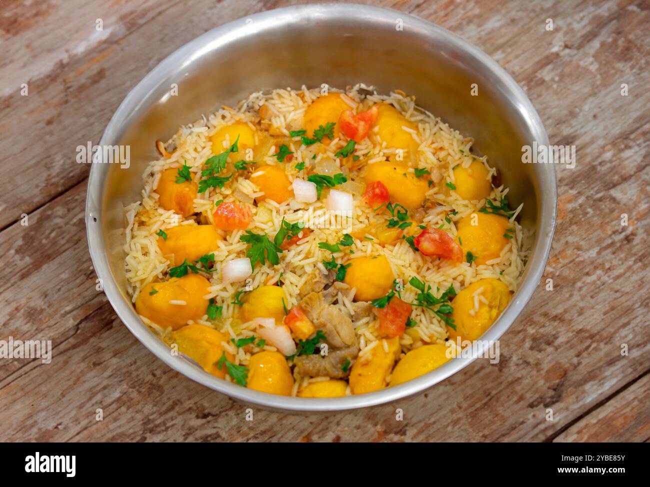 Piatto tradizionale brasiliano di pollo con pequi (caryocar brasiliense) e riso Foto Stock