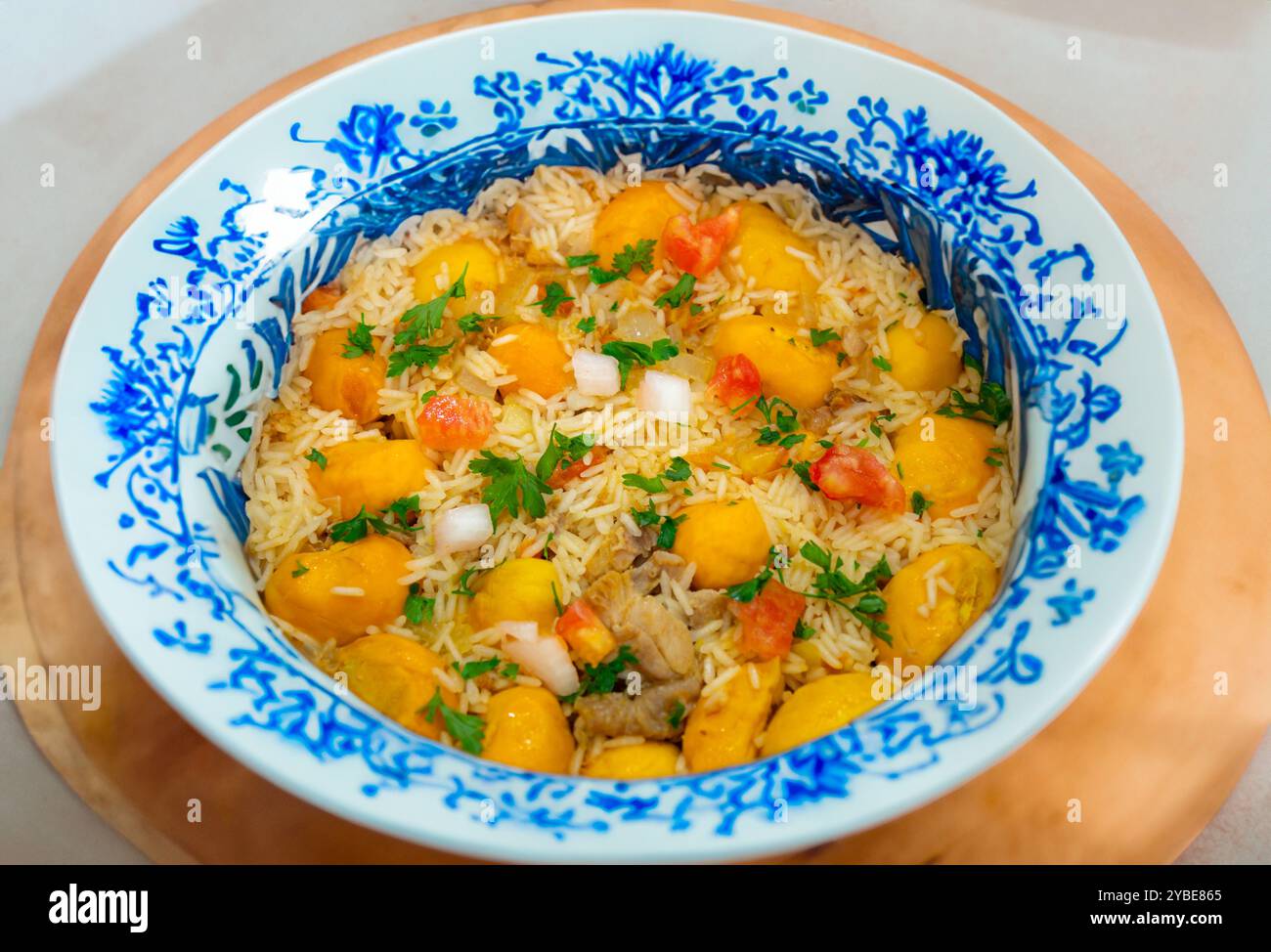 Piatto tradizionale brasiliano di pollo con pequi (caryocar brasiliense) e riso Foto Stock