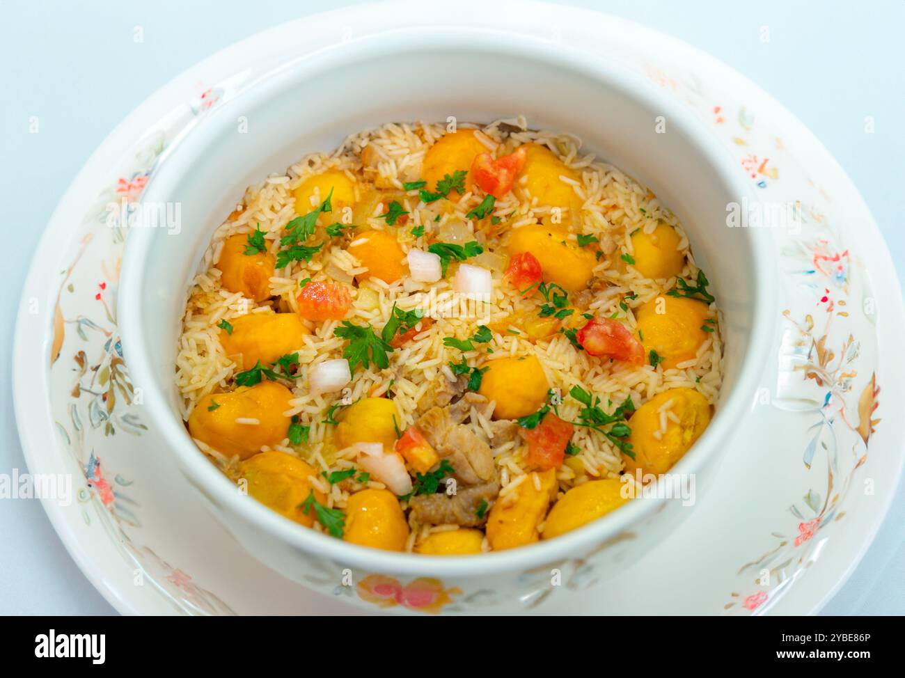 Piatto tradizionale brasiliano di pollo con pequi (caryocar brasiliense) e riso Foto Stock