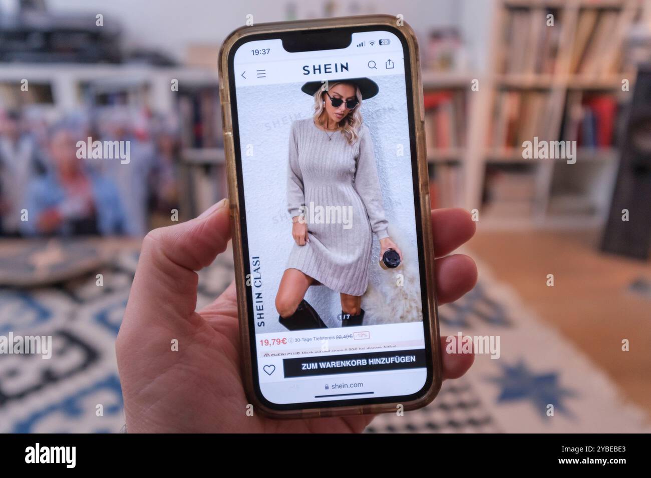 Mano che tiene un telefono cellulare che mostra il sito web della società cinese Shein Foto Stock