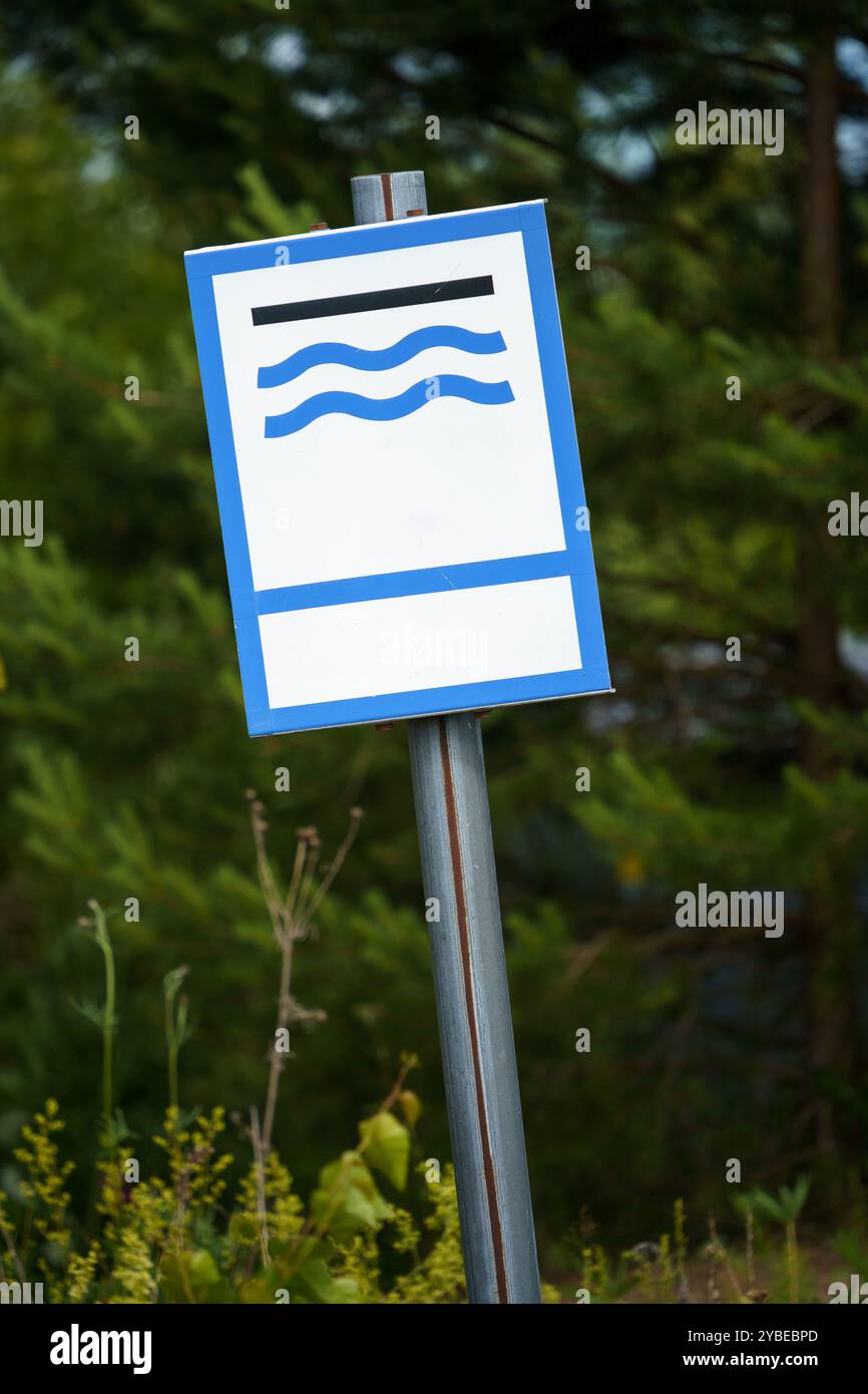 Cartello dell'area delle acque sotterranee con spazio di copia in natura, primo piano Foto Stock