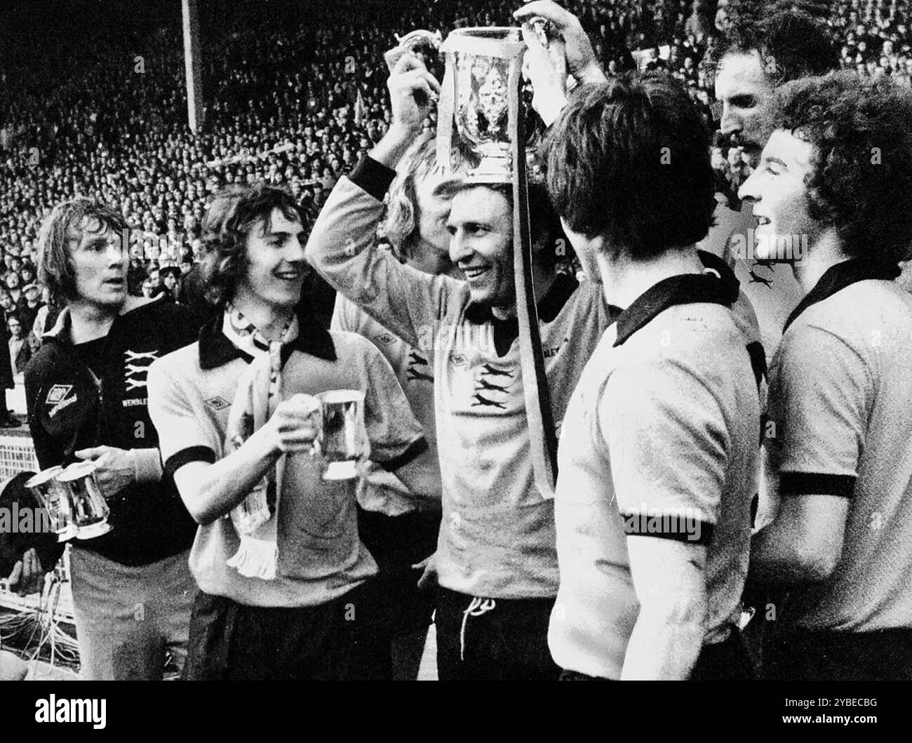 I vincitori della Coppa dei lupi LtoR Dave Wagstaffe, Barry Powell, Derek Parkin, Mike Bailey, John Richards, Derek Dougan e Alan Sunderland. Manchester City contro Wolverhampton Wanderers League Cup finale a Wembley nel 1974 Foto Stock