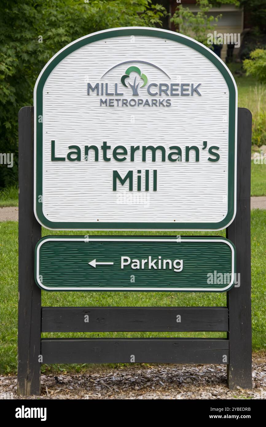 YOUNGSTOWN, OHIO - 14 AGOSTO 2024: Simbolo dello storico mulino Lanterman's Mill, mulino in pietra a Mill creek Metroparks a Youngstown, Ohio Foto Stock