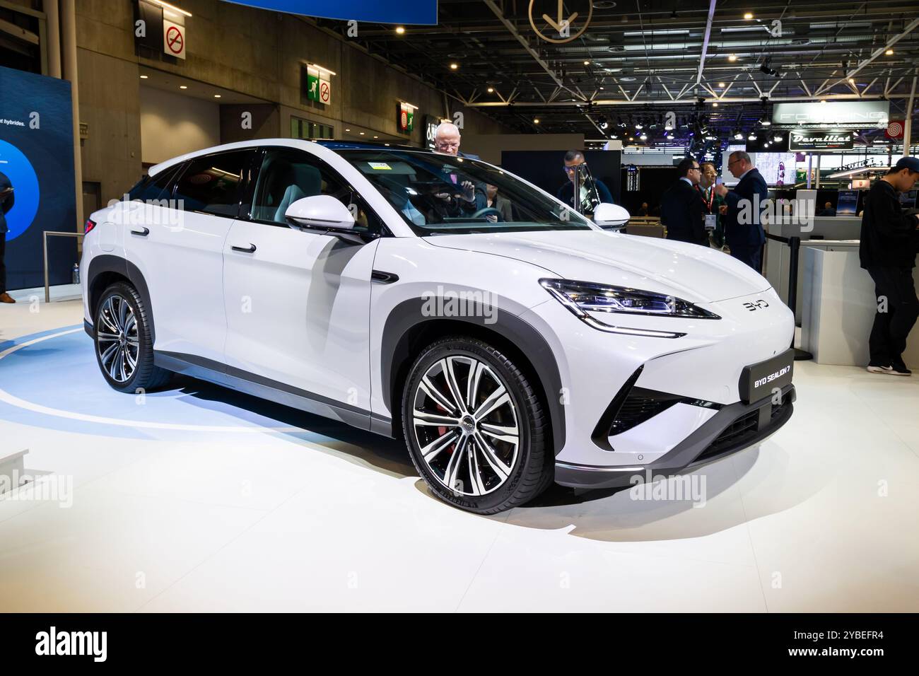 BYD Sealion 7 (2025) auto ev al Salone dell'automobile di Parigi. Parigi, Francia - 14 ottobre 2024 Foto Stock