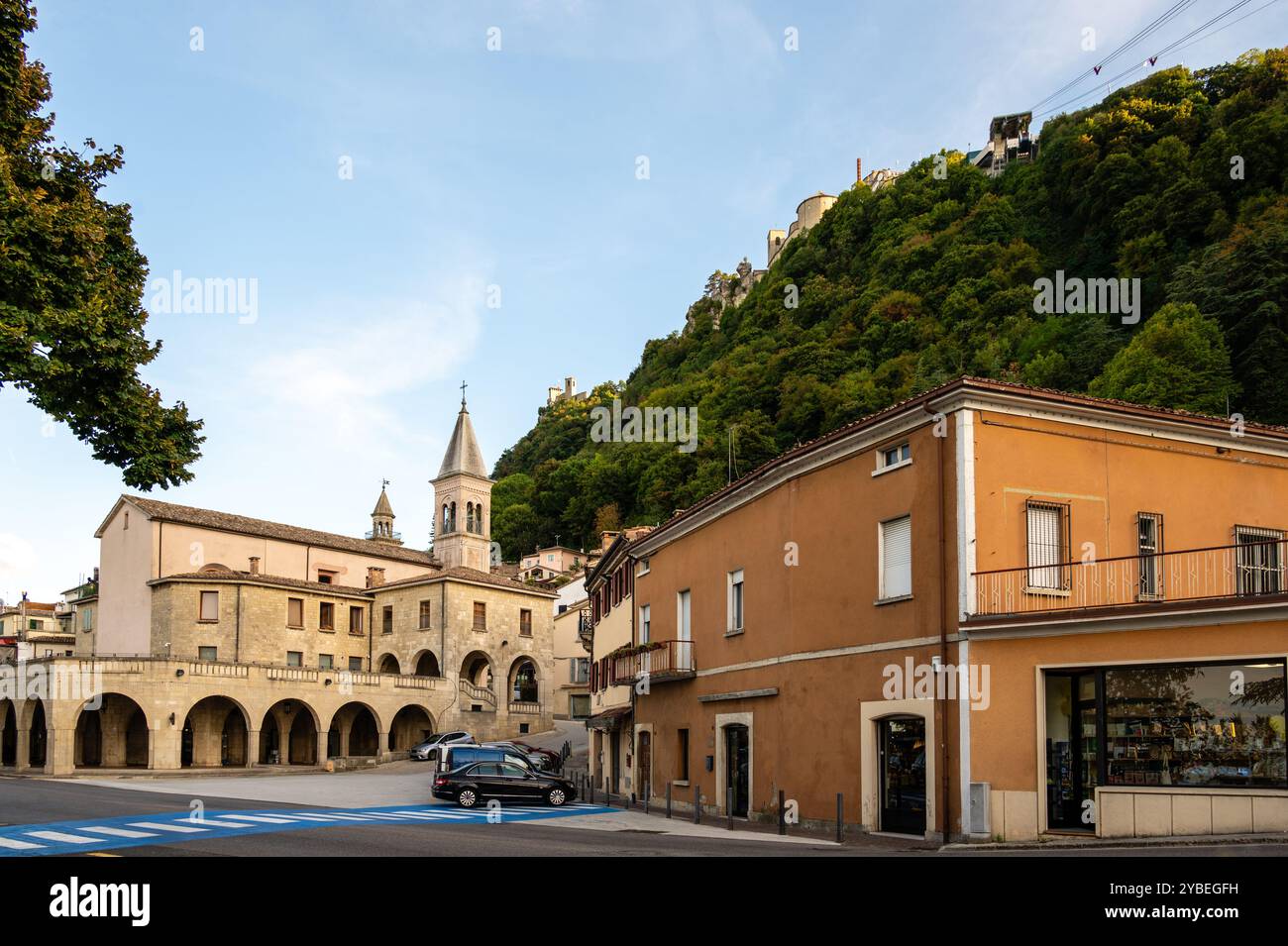 Vista della città di San Marino con chiesa Foto Stock