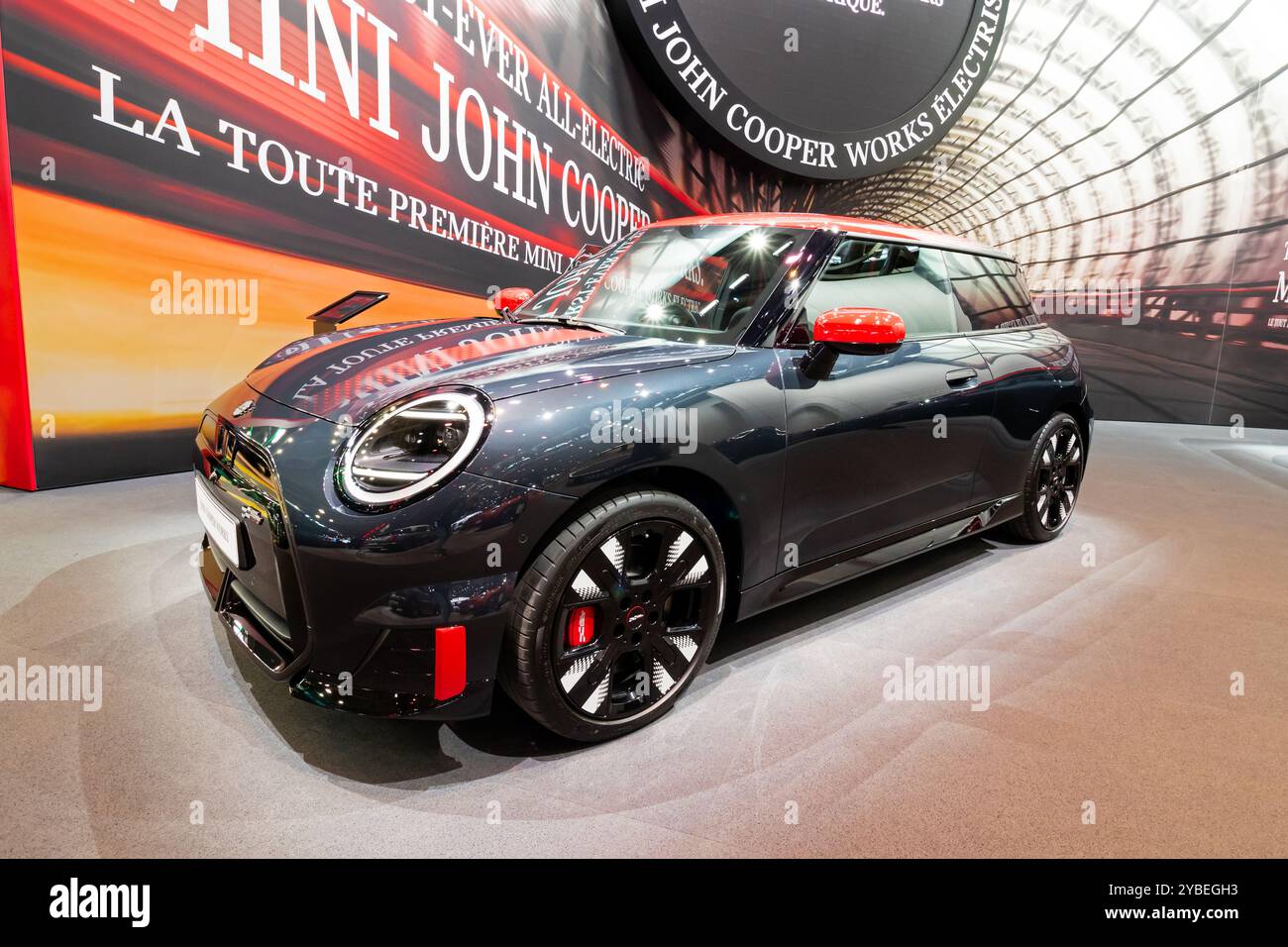 Auto elettrica MINI Cooper JCW e al Salone dell'automobile di Parigi. Parigi, Francia - 14 ottobre 2024 Foto Stock