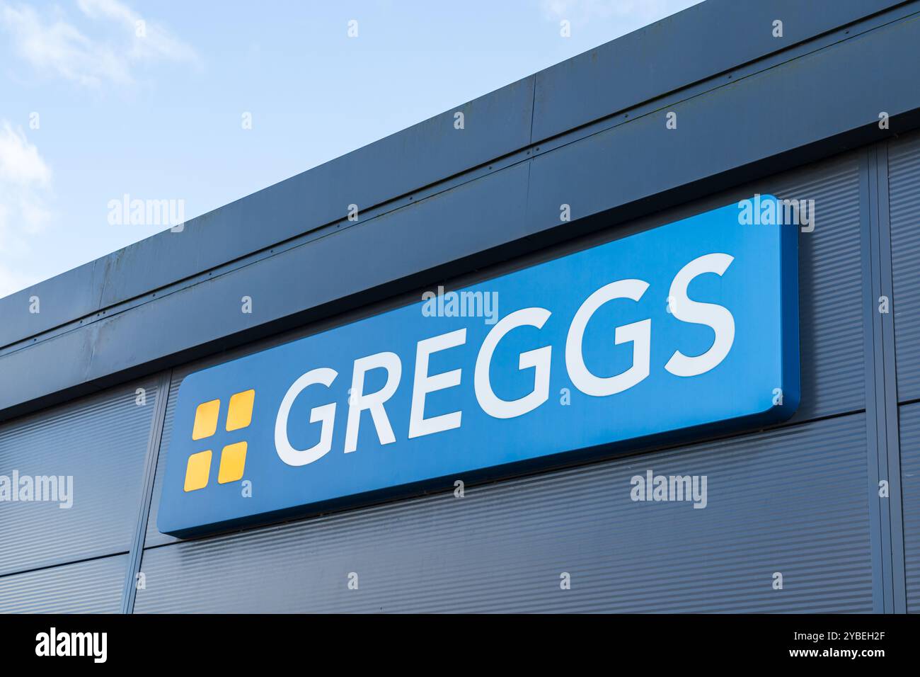 Newport, Shropshire, Regno Unito – 17 ottobre 2024: Segnaletica esterna laterale del ristorante fast food britannico Greggs Foto Stock