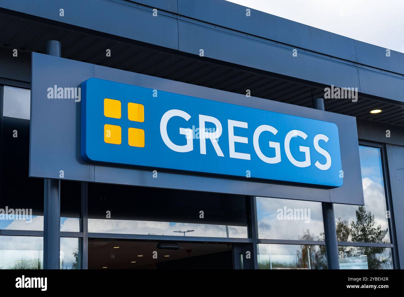 Newport, Shropshire, Regno Unito - 17 ottobre 2024: Cartello con l'ingresso anteriore esterno del fast food Greggs Foto Stock