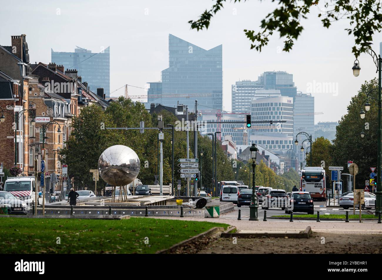 Vista sul parco Elisabeth, la rotonda Simonis e il quartiere degli affari sullo sfondo di Koekelberg, regione di Bruxelles-capitale, Belgio, 15 ottobre 2024 Foto Stock