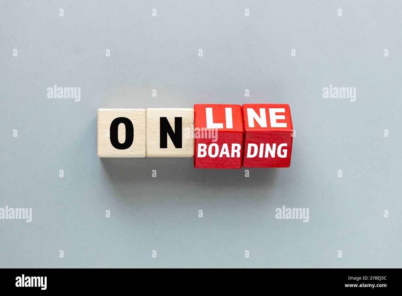 Simbolo di onboarding online. I cubi di legno ruotati formano la parola "onboarding online". Splendido sfondo grigio, concetto aziendale di onboarding online. Co Foto Stock