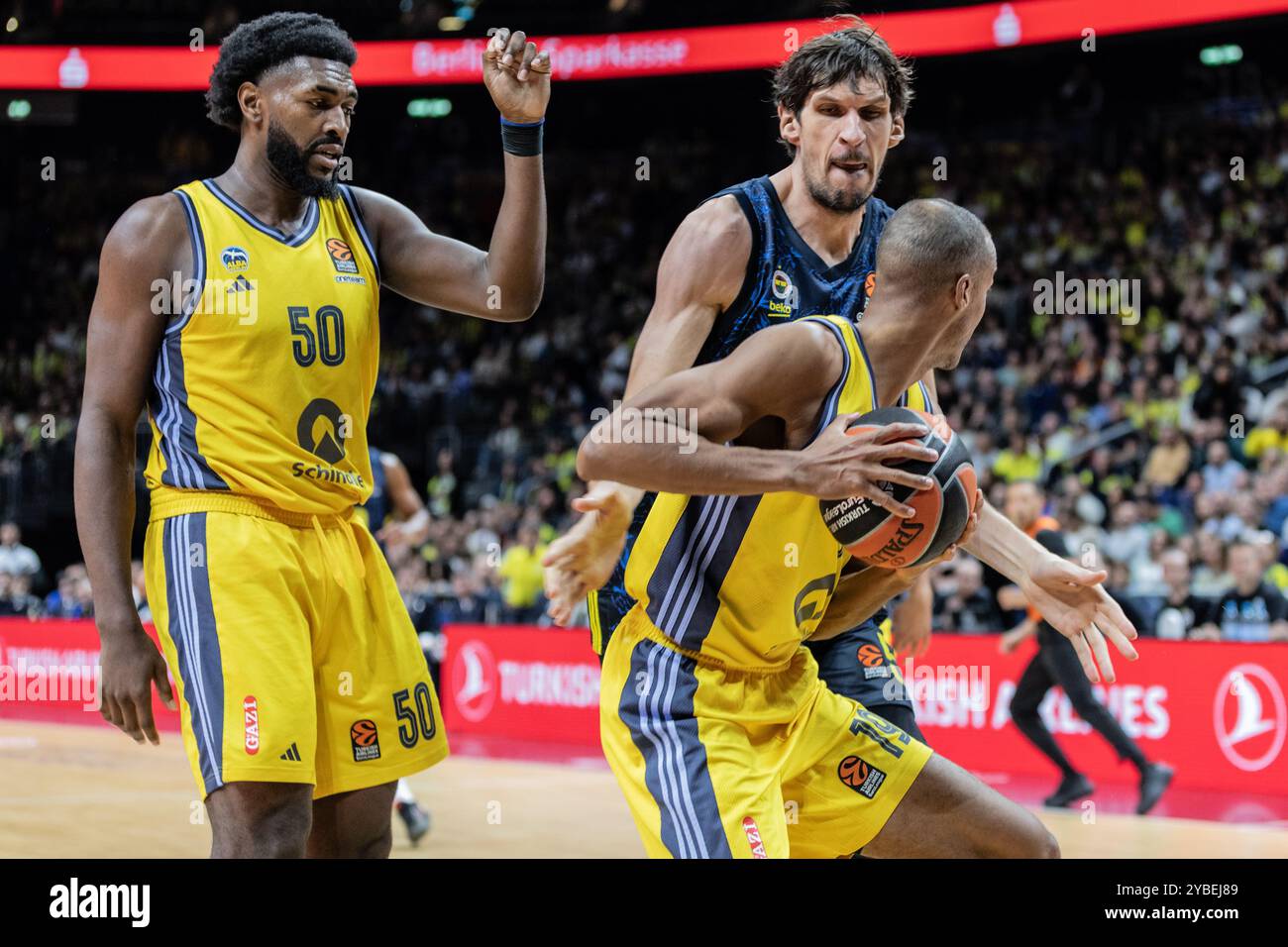 Berlino, Germania. 17 ottobre 2024. Bonzie Colson (L) di Fenerbahce Beko Istanbul e Trevion Williams (R) di Alba Berlin visti in azione durante il quarto round della stagione regolare 2024/2025 Turkish Airlines Euroleague tra Alba Berlin e Fenerbahce Beko Istanbul all'Uber Arena. Punteggio finale; Fenerbahce Beko Istanbul 78: 71 Alba Berlin. (Foto di Nicholas Muller/SOPA Images/Sipa USA) credito: SIPA USA/Alamy Live News Foto Stock