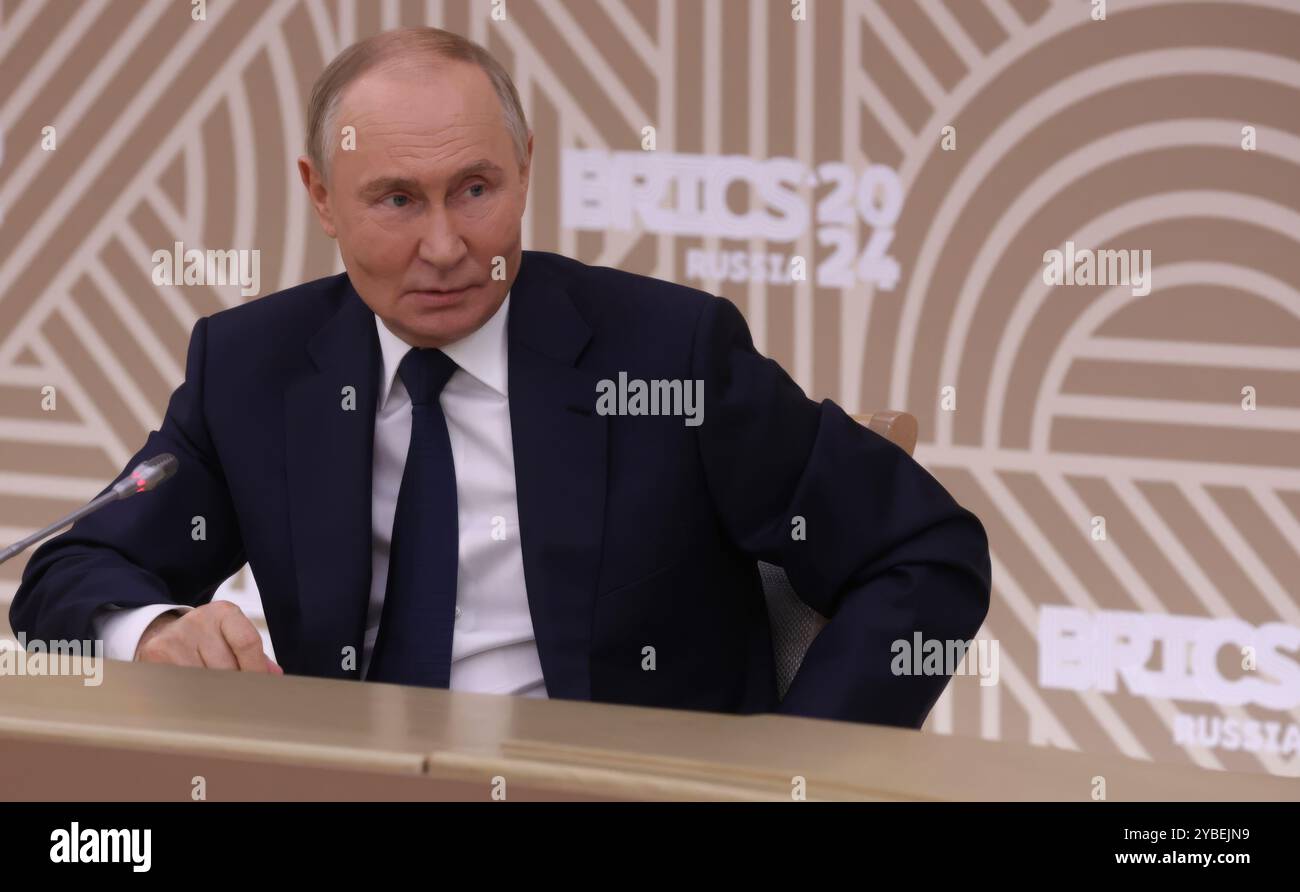 Novo-Ogaryovo, Russia. 18 ottobre 2024. Il presidente russo Vladimir Putin, ha una disponibilità mediatica con i capi dei media dei paesi membri del BRICS presso la residenza presidenziale ufficiale di Novo-Ogaryovo, 18 ottobre 2024, nell'Oblast di Mosca, in Russia. Crediti: Vyacheslav Prokofyev/piscina del Cremlino/Alamy Live News Foto Stock