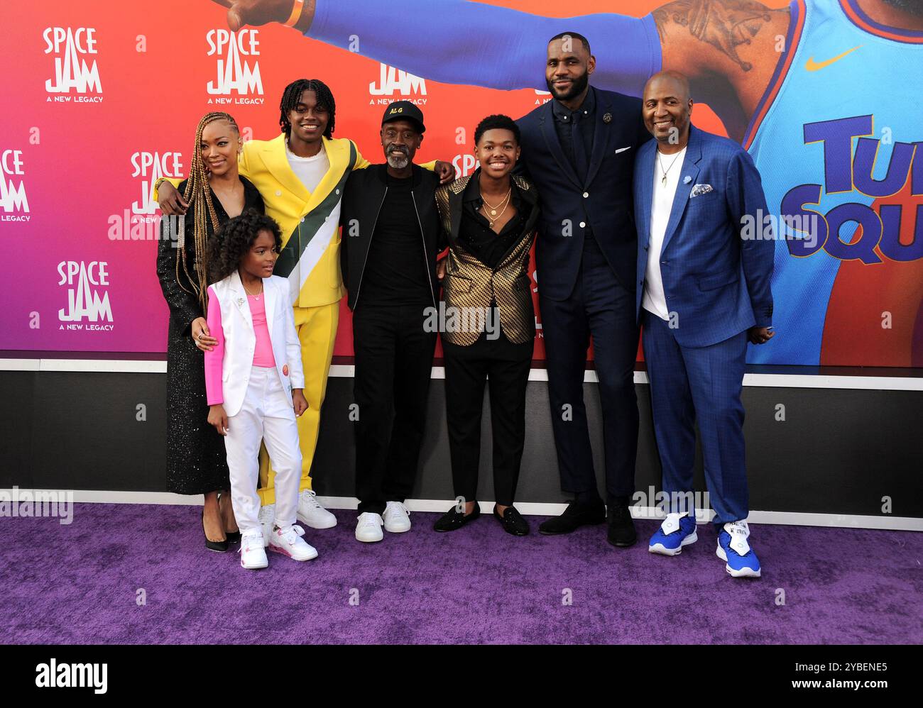 Don Cheadle, Ceyair Wright, LeBron James, Harper Leigh Alexander, Malcolm D. Lee, Sonequa Martin-Green e John Legend alla prima di Los Angeles di "Space Jam: a New Legacy" tenutasi al Regal LA Live di Los Angeles il 12 luglio 2021. Foto Stock