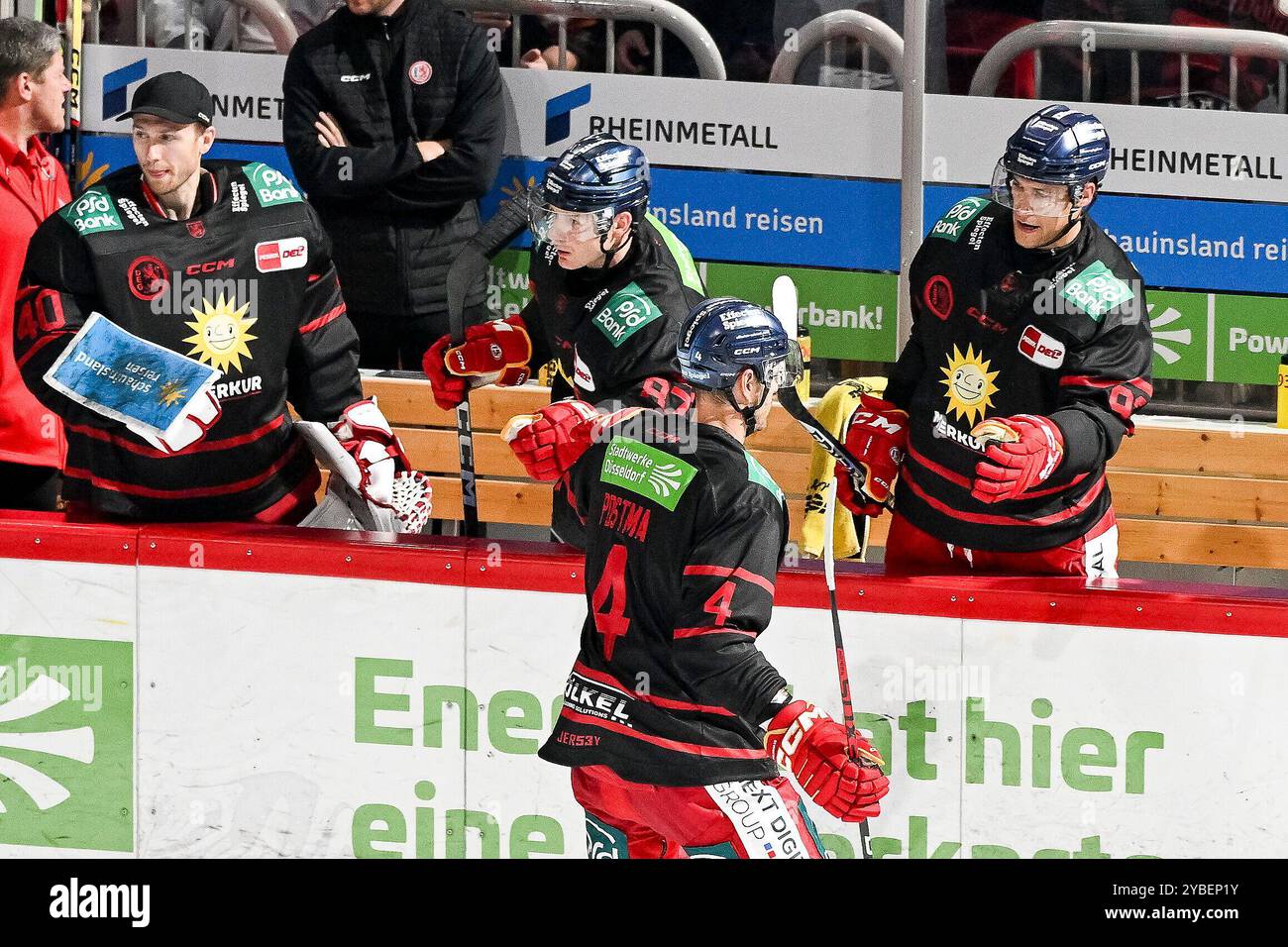 Eishockey DEL - 24/25 - 10. Spieltag: Düsseldorfer EG vs Kölner Haie am 18.10.2024 im PSD Bank Dome a Düsseldorf Torschütze Düsseldorfs Paul Postma (Nr.4) holt sich Glückwünsche an der Bank ab foto: Osnapix Foto Stock