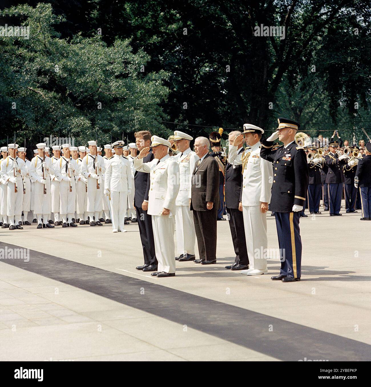 Il presidente degli Stati Uniti John F. Kennedy e altri sono all'attenzione della Tomb of the Unknown Soldier durante le cerimonie del Memorial Day, Arlington National Cemetery, Arlington, Virginia, USA, Cecil Stoughton, White House Photographs, 30 maggio 1963 Foto Stock