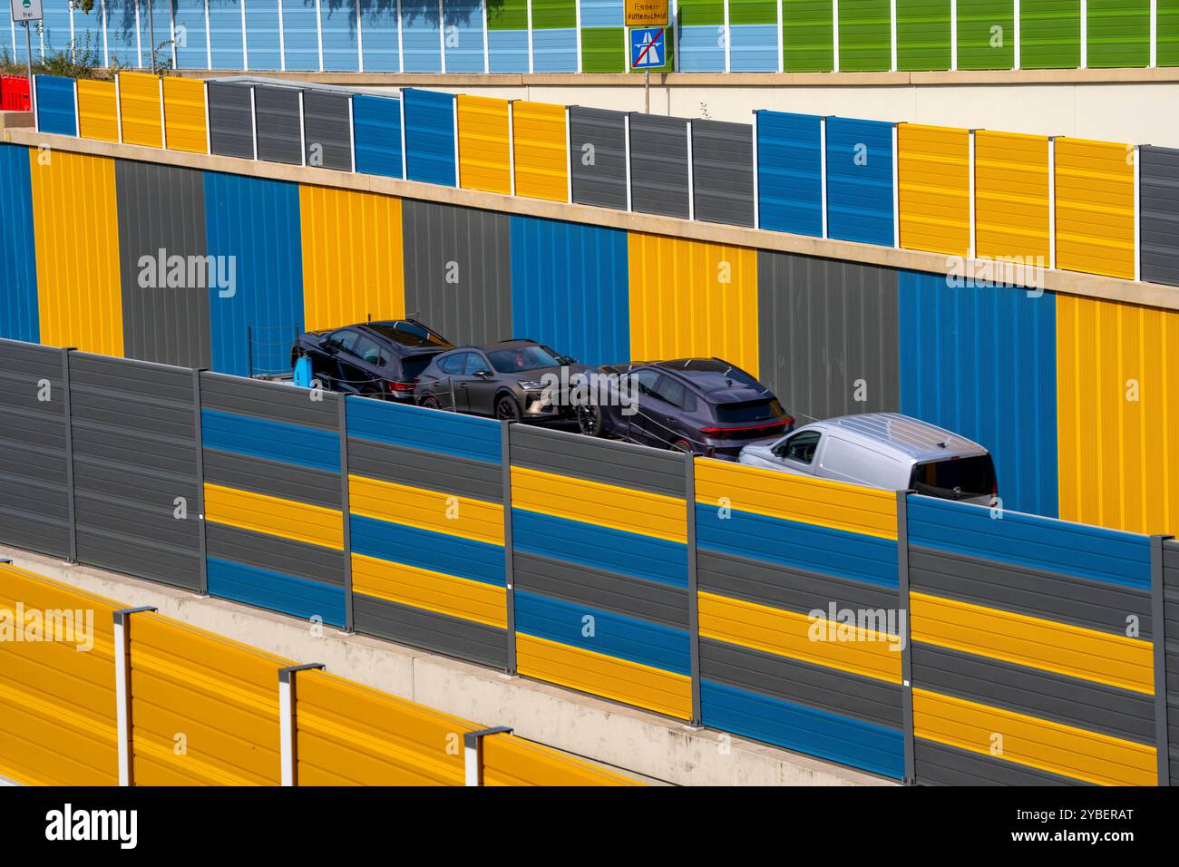 Bunte Lärmschutzwände an der Autobahn A52, an der Anschlussstelle Essen-Rüttenscheid, im Rahmen der Sanierung der Autobahn wurden die Schallschutzwände neu gebaut im farbigen Design, NRW, Deutschland, Lärmschutzwände *** barriere acustiche colorate sull'autostrada A52, all'incrocio Essen Rüttenscheid, come parte della ristrutturazione della superstrada, le barriere acustiche sono state ricostruite in un design colorato, NRW, Germania Foto Stock