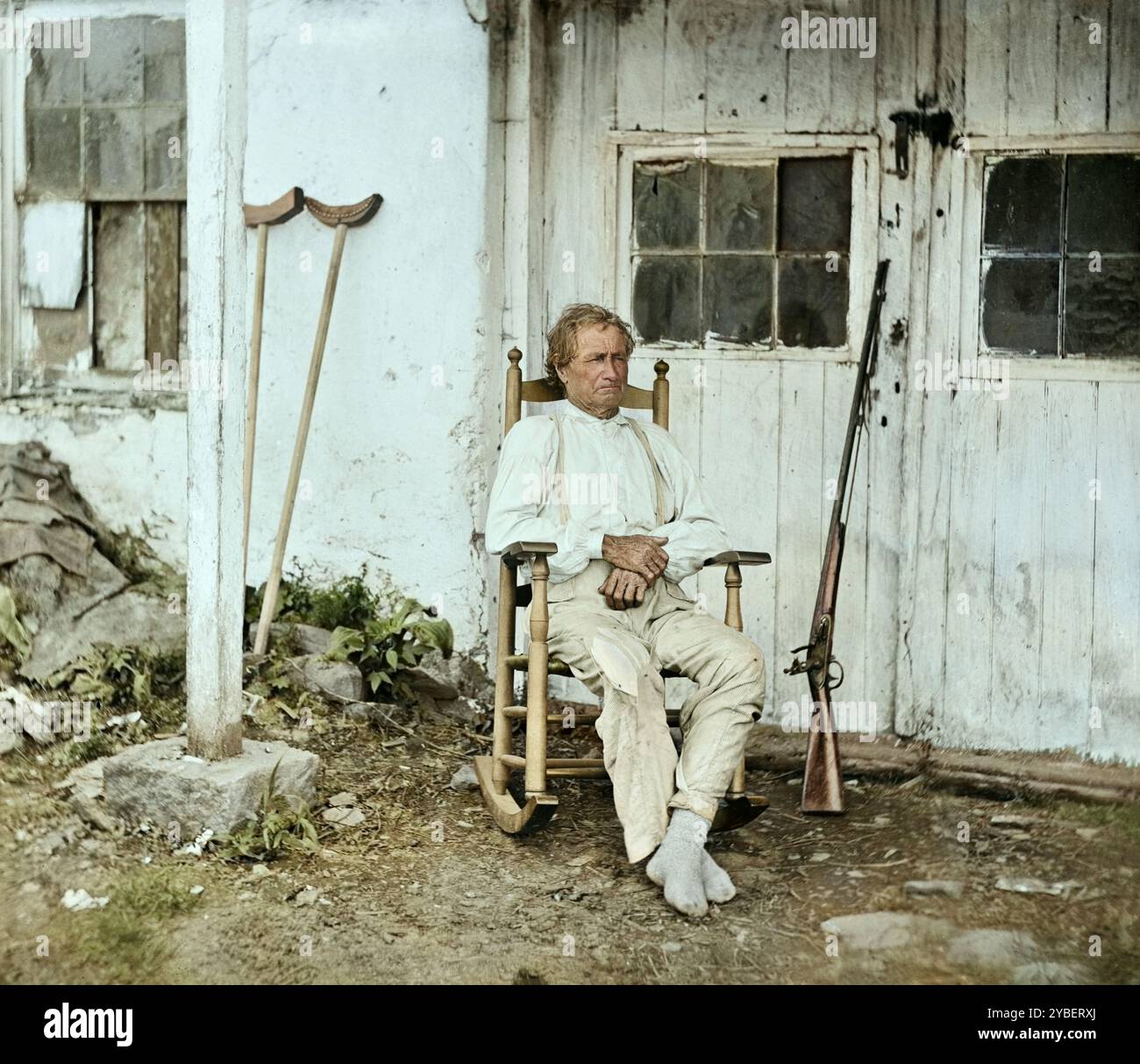 John L. Burns, il "vecchio eroe di Gettysburg", 69 anni, con il suo fucile e un paio di stampelle si alzò dietro di lui il 15 luglio 1863, Gettysburg, Pennsylvania. Fotografato da Timothy H. o'Sullivan. Una combinazione di due stereografi da negativi del collodion bagnati. Foto Stock