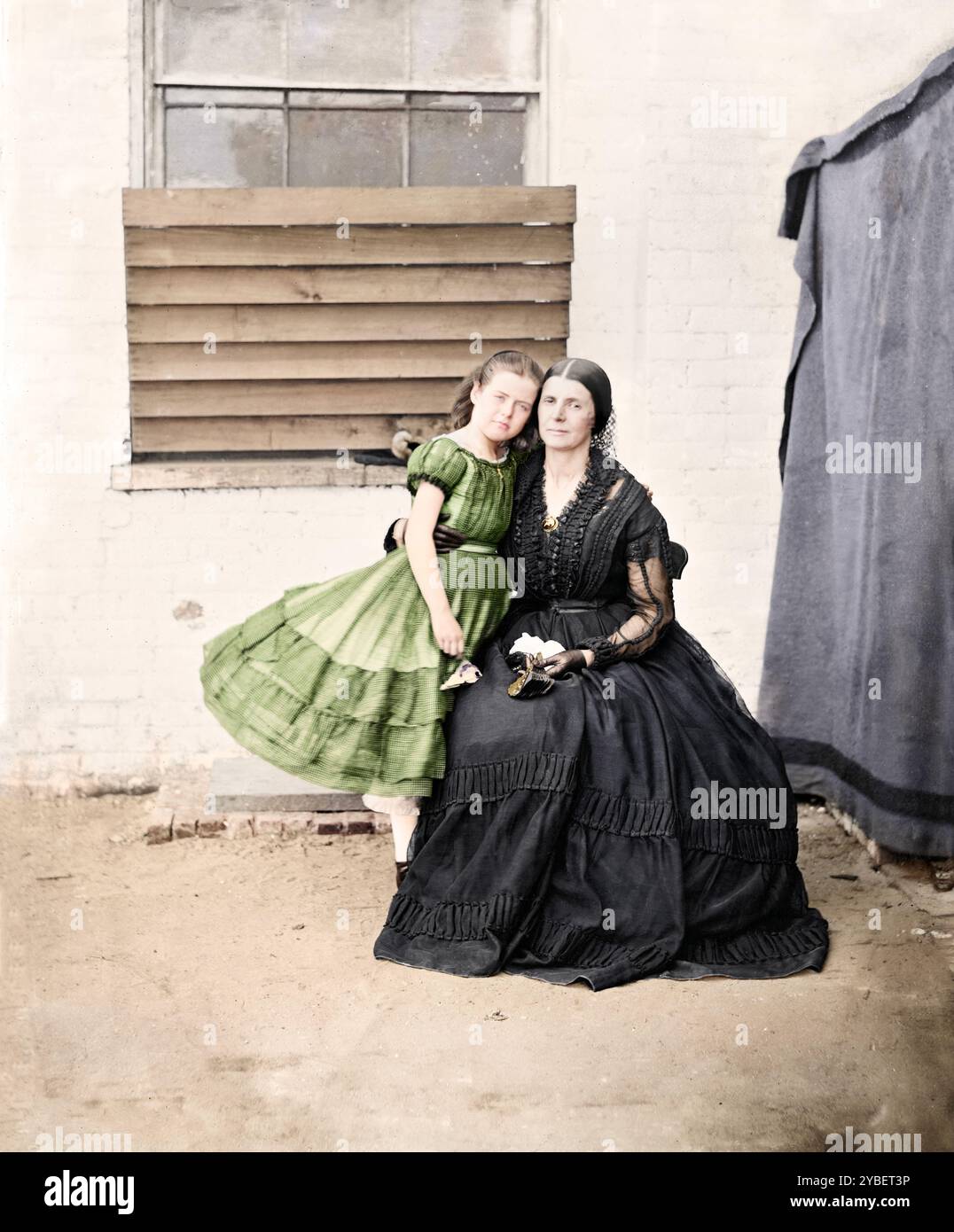 Rose o'Neal Greenhow (48-49) con la figlia più giovane e omonima, "Little" Rose Greenhow (7-8), presso la Old Capitol Prison, Washington, D.C., 1862. Creato da Alexander Gardner, Mathew Brady Studio. Una delle spie femminili di maggior successo della Confederazione, Rose o'Neal Greenhow era una vedova di spicco di Washington e un convinto simpatizzante del sud. La Confederazione la reclutò come spia dopo l'eruzione della guerra nel 1861. In particolare, Greenhow è accreditato per aver passato informazioni prima della prima battaglia di Manassas, assicurandosi una vittoria meridionale. Poco dopo, le sue attività segrete furono scoperte Foto Stock