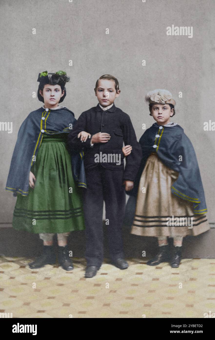 Bambini schiavi di New Orleans, datati 1863. Fotografato da M. H. Kimball. Rebecca, Charley e Rosa. Rebecca e Rosa erano avvolte da mantelle e petti-cappotti – i capelli di Rebecca ricciolati con stile, Rosa indossava un cappello elegante; Charley, il ragazzo con i capelli biondi morbidi nel mezzo, aveva una ragazza su ogni braccio. Al momento della foto, Rebecca aveva undici anni, Charley otto, Rosa sette. Nonostante la loro tenera età, i tre bambini si portavano come gentiluomini e signore all'ingresso di un ballo. Foto Stock