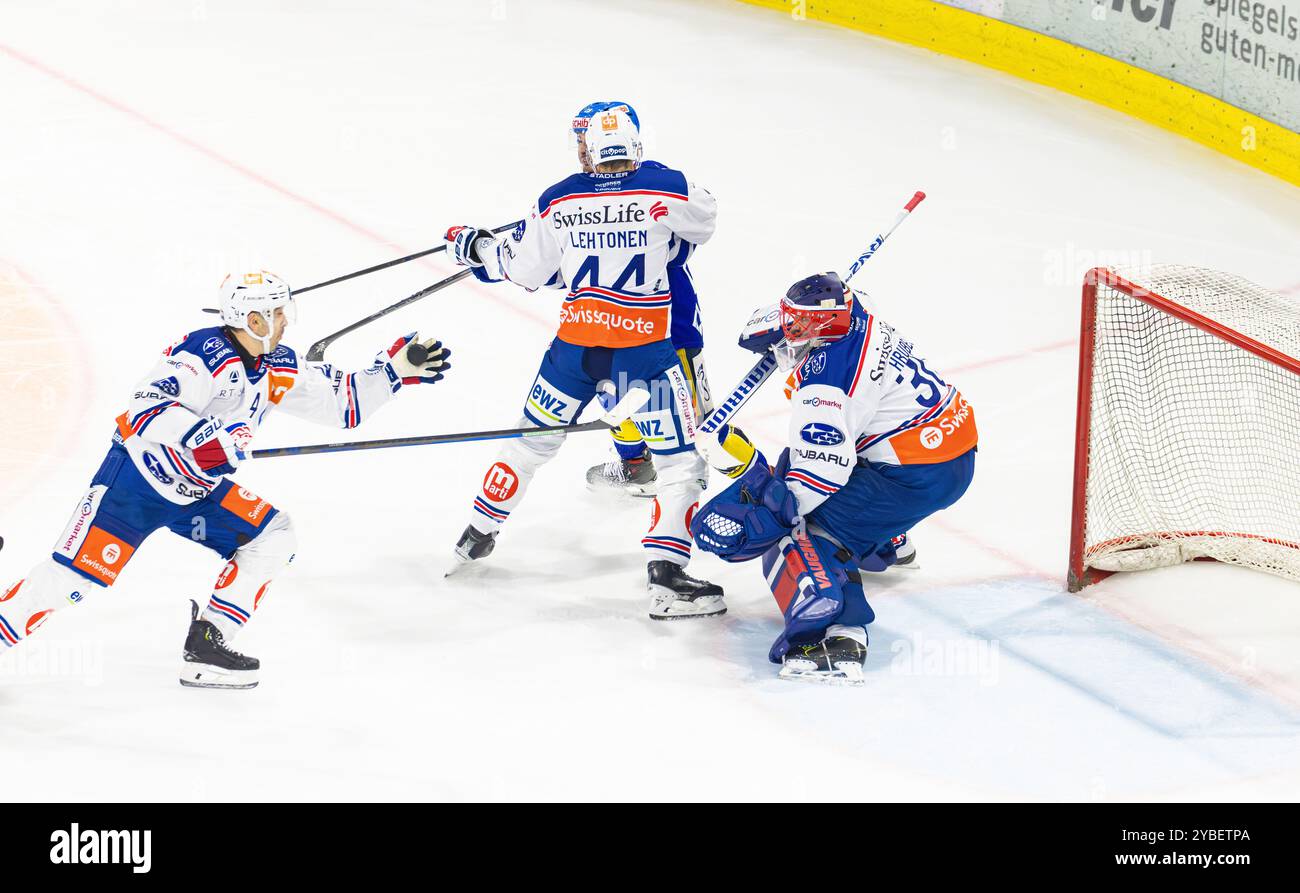 Kloten, Svizzera, 18 ottobre 2024: Il difensore #4 Patrick Geering (ZSC Lions) batte il puck davanti al gol con la mano e disinnesca la situazione per il portiere #30 Simon Hrubec (ZSC Lions). #44 Mikko Lehtonen (ZSC Lions) è impegnato in un duello con #28 Axel Simic (Kloten). (Foto di Andreas Haas/dieBildmanufaktur) credito: DieBildmanufaktur/Alamy Live News Foto Stock