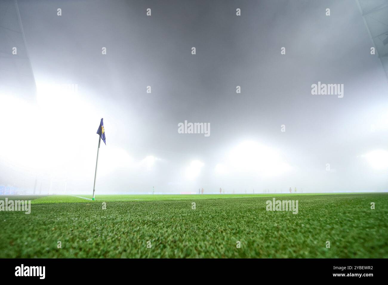 Leeuwarden, Paesi Bassi. 18 ottobre 2024. LEEUWARDEN, PAESI BASSI - 18 OTTOBRE: Lo stadio è pieno di nebbia durante la partita olandese Keuken Kampioen Divisie tra SC Cambuur e FC Volendam al Kooi Stadion il 18 ottobre 2024 a Leeuwarden, Paesi Bassi. (Foto di Pieter van der Woude/Orange Pictures) credito: Orange Pics BV/Alamy Live News Foto Stock