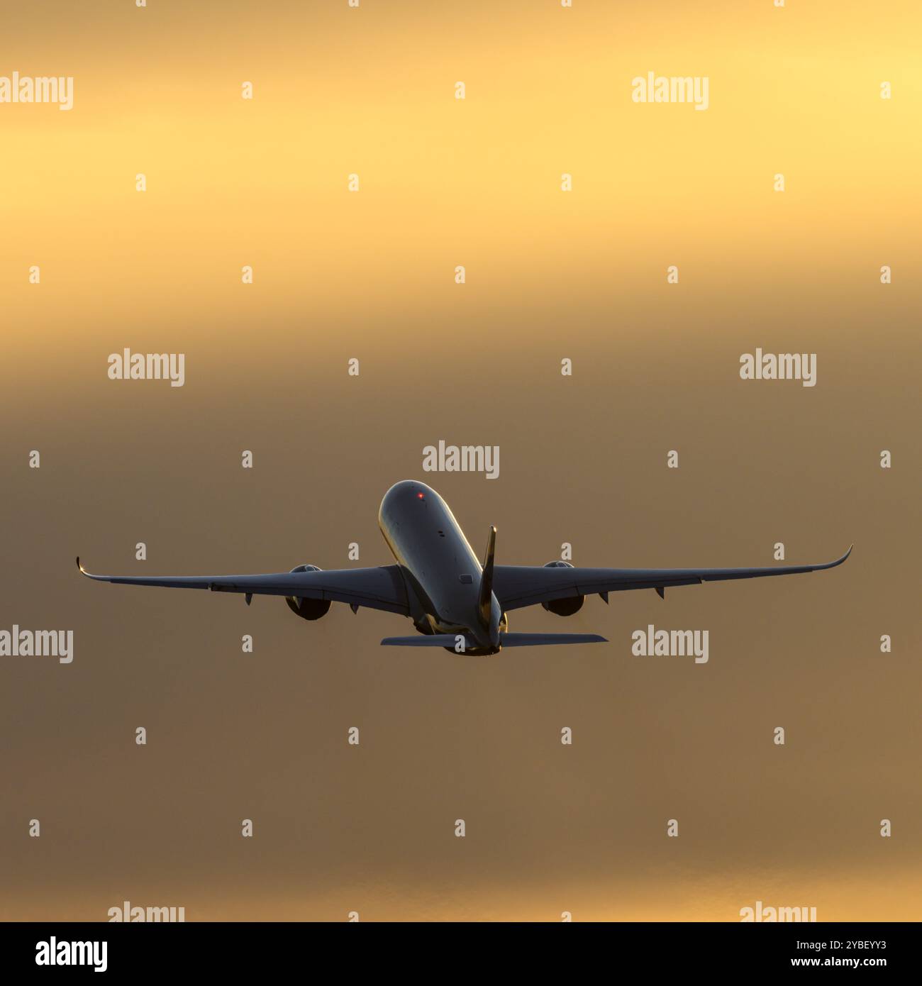 A7-ALC Qatar Airways Airbus A350-941 decollo dall'aeroporto di Edimburgo, Scozia, Regno Unito, in Un Sunset Sky su Un volo di linea per il Qatar Foto Stock