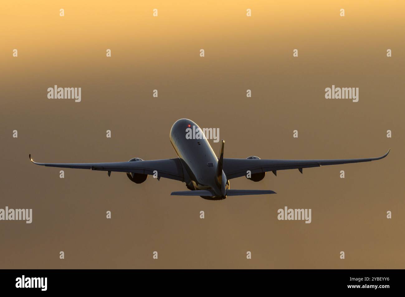 A7-ALC Qatar Airways Airbus A350-941 decollo dall'aeroporto di Edimburgo, Scozia, Regno Unito, in Un Sunset Sky su Un volo di linea per il Qatar Foto Stock