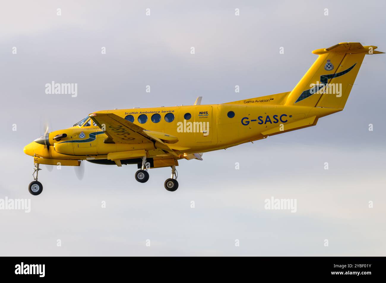 G-SASC Scottish Ambulance Service gestito da Gama Aviation Beechcraft King Air 200 atterraggio all'aeroporto di Edimburgo Foto Stock
