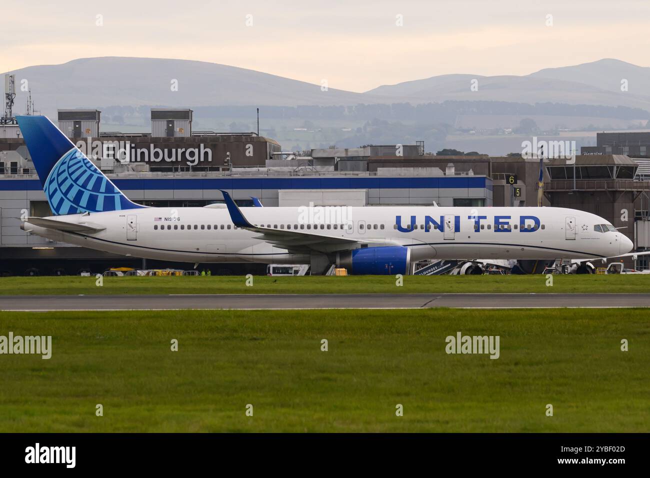 N19136 United Airlines Boeing 757-224 in rullaggio all'aeroporto di Edimburgo, Scozia, Regno Unito prima di Un volo transatlantico di linea per gli Stati Uniti. Foto Stock