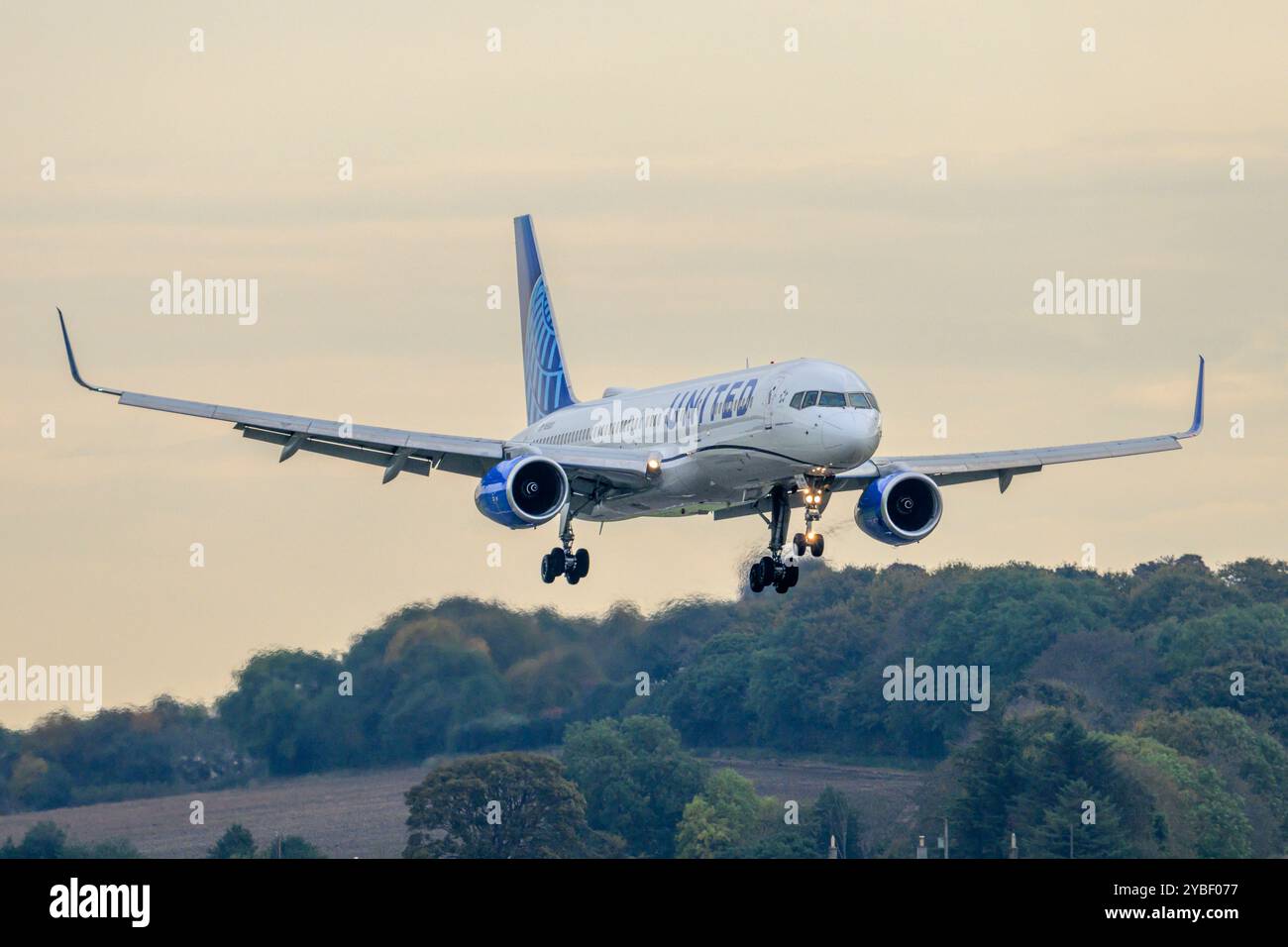 N58101 United Airlines Boeing 757-224 atterraggio all'aeroporto di Edimburgo, Scozia, Regno Unito dopo Un volo transatlantico di linea dagli Stati Uniti Foto Stock