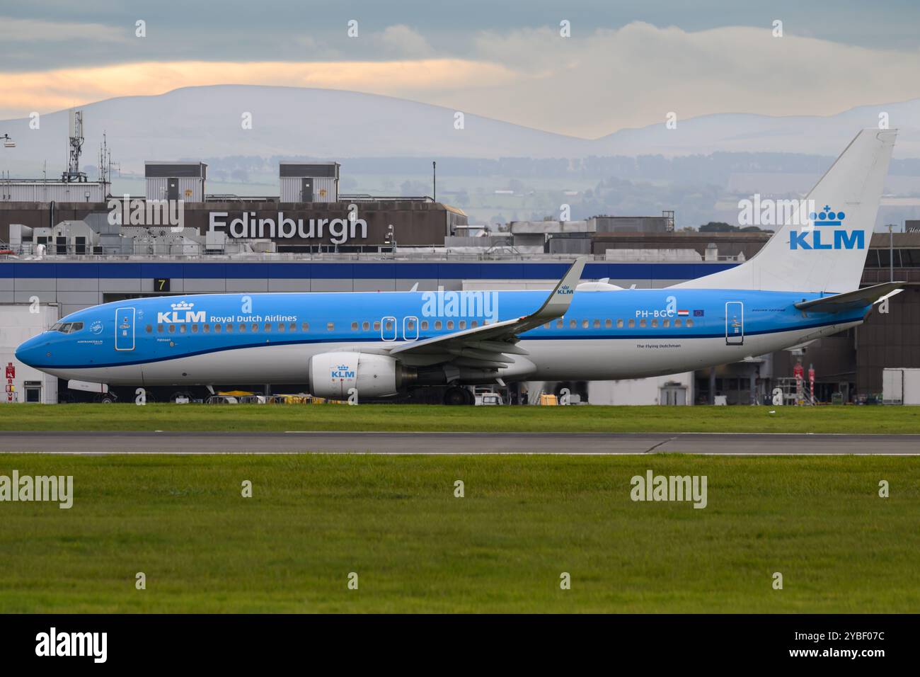 KLM Boeing 737-8K2 PH-BGC in rullaggio alla pista dell'aeroporto di Edimburgo, Scozia, Regno Unito per il decollo per Un volo di linea verso l'Olanda Foto Stock