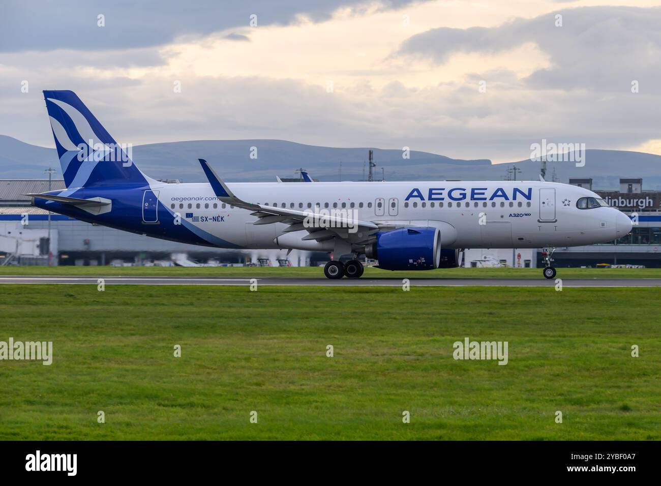 Aegan Airlines Airbus A320-271N NEO SX-NEK sulla pista dell'aeroporto di Edimburgo, Scozia, Regno Unito atterrato dopo Un volo da Atene Foto Stock