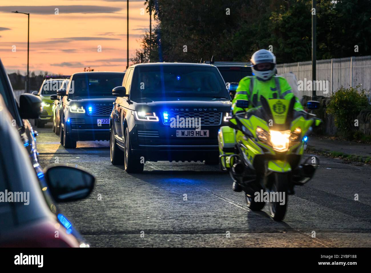 Un corteo VIP della polizia lascia l'aeroporto di Edimburgo con il primo ministro britannico Kier Starmer nella prima Range Rover 10 ottobre 2024 Foto Stock