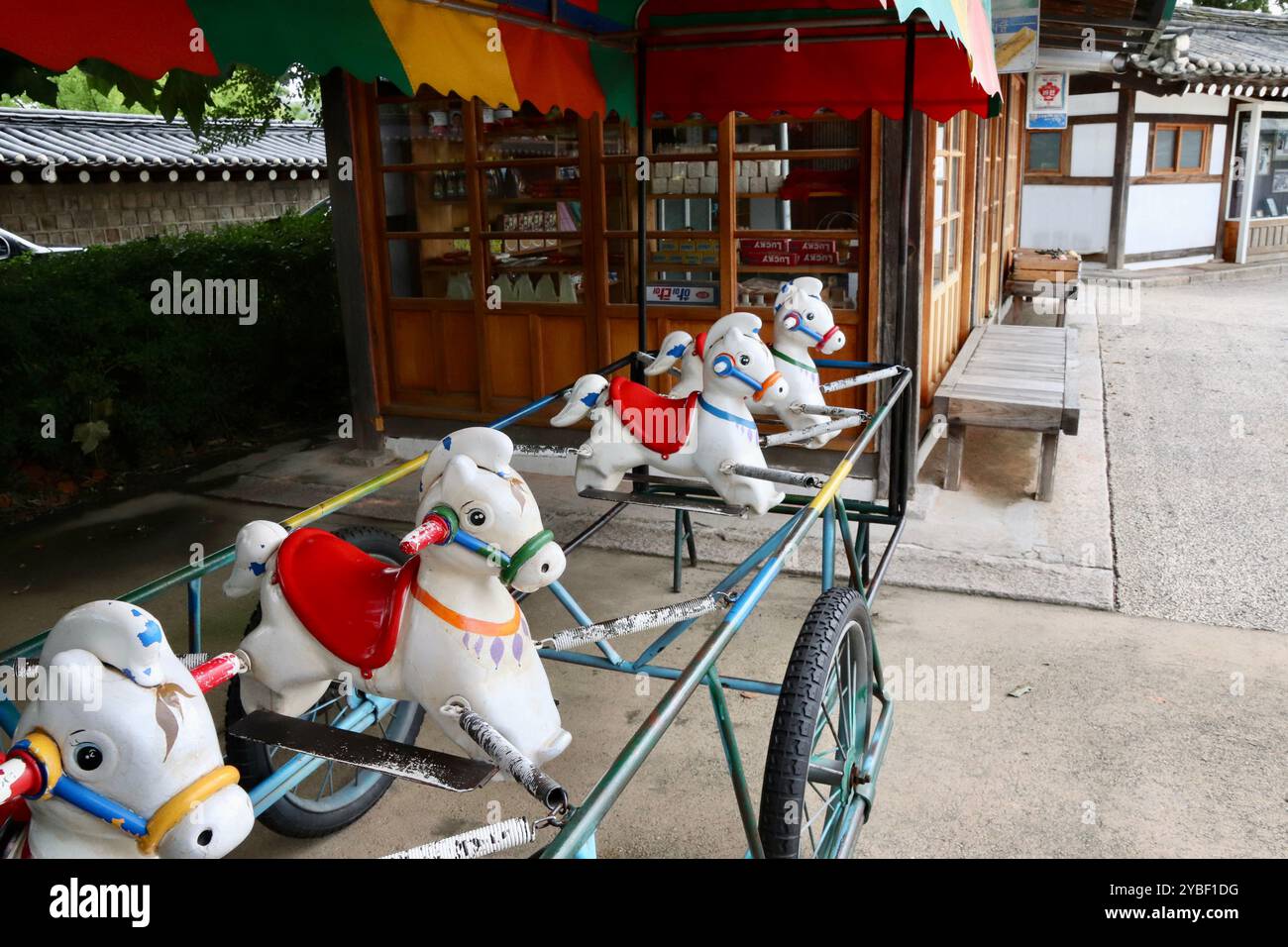 Seul, Corea del Sud - 11 settembre 2019: Giro in giostra d'epoca al Museo Nazionale del Folclore di Corea, situato all'interno dei giardini del Palazzo Gyeongbokgung Foto Stock