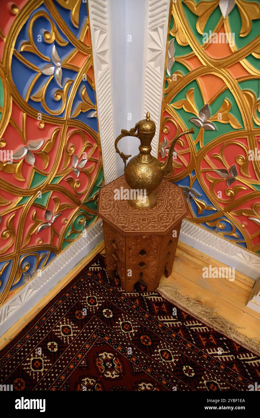 Khiva, Uzbekistan - 15 settembre 2024: Interni del complesso Besh Khovli. Tavolino da caffè e caraffa. Palazzo di Khan Nurillabay, XIX secolo Foto Stock