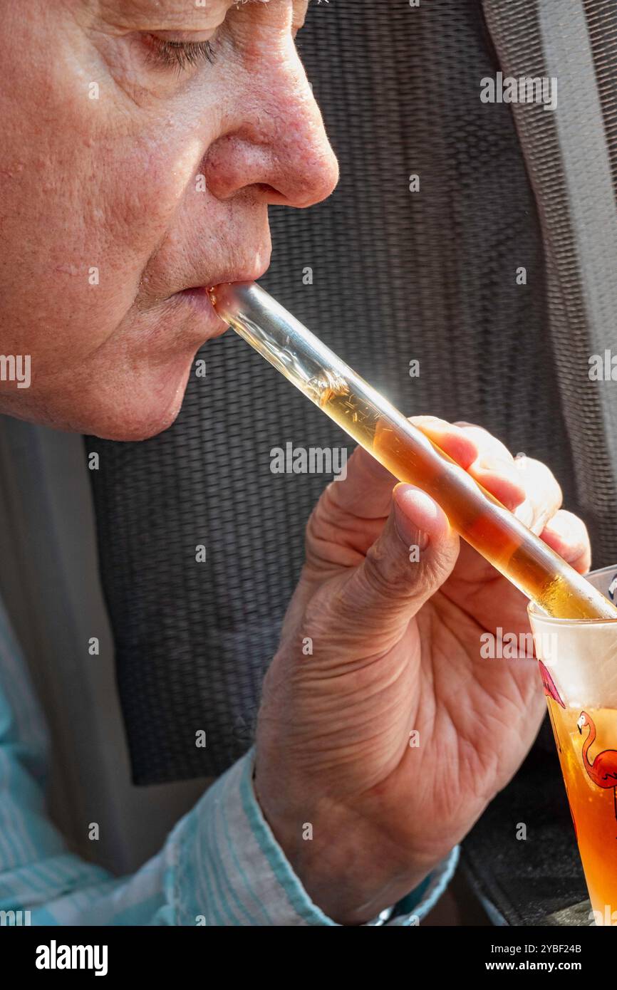 Persona che utilizza un prodotto ecologico in paglia di vetro del California Straw Movement, 2024, Stati Uniti Foto Stock