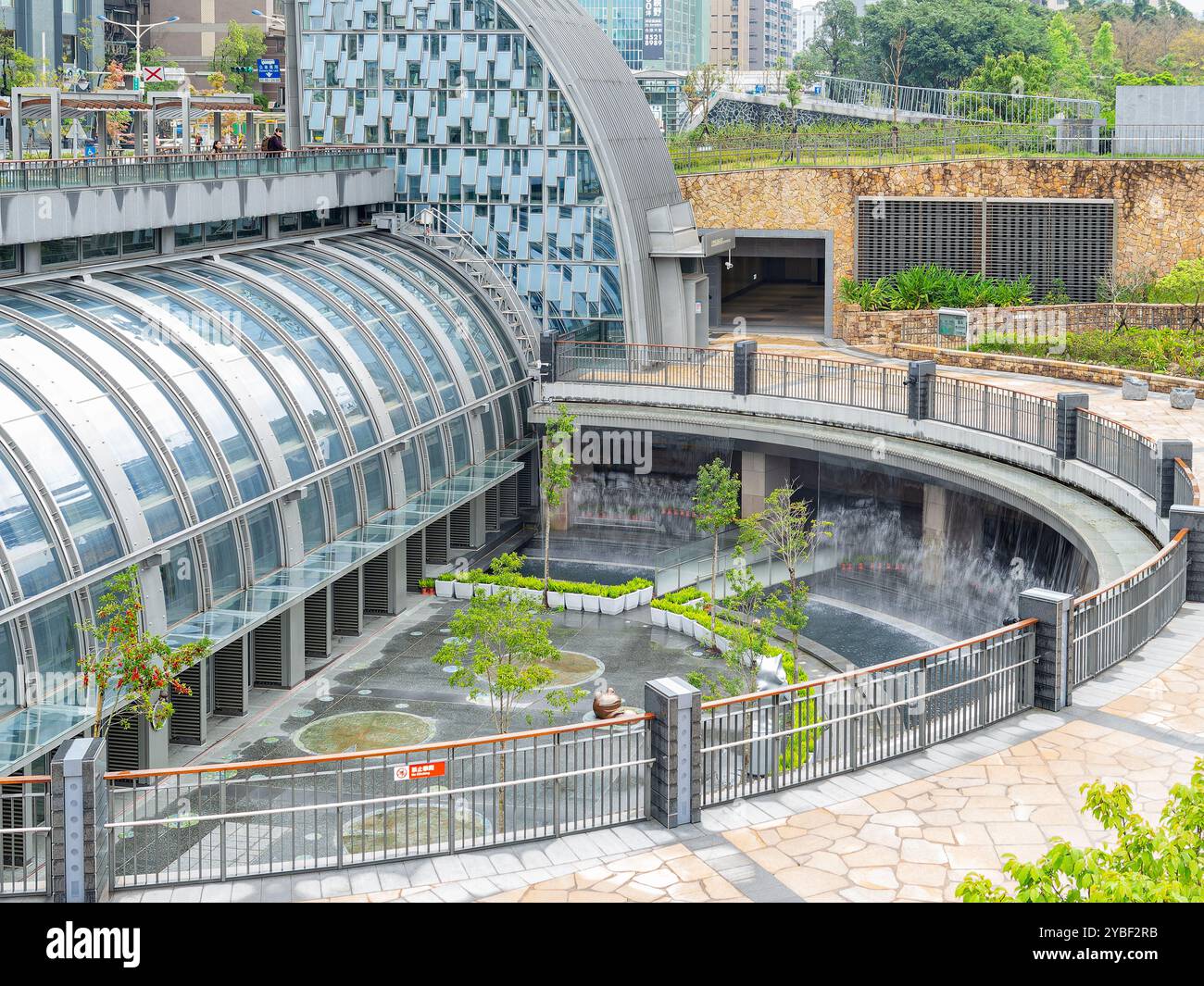 Vista diurna della stazione della metropolitana di Daan Park a Taipei, Taiwan Foto Stock