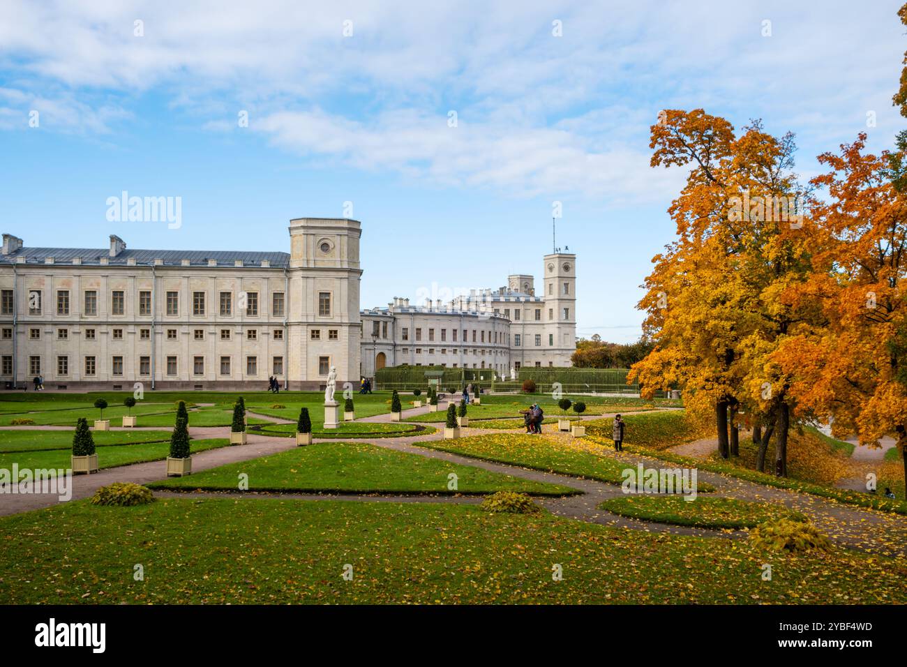 Gatchina, Oblast' di Leningrado, Russia - 13 ottobre 2024. Vista del Grand Gatchina Palace dal Palace Park in autunno Foto Stock
