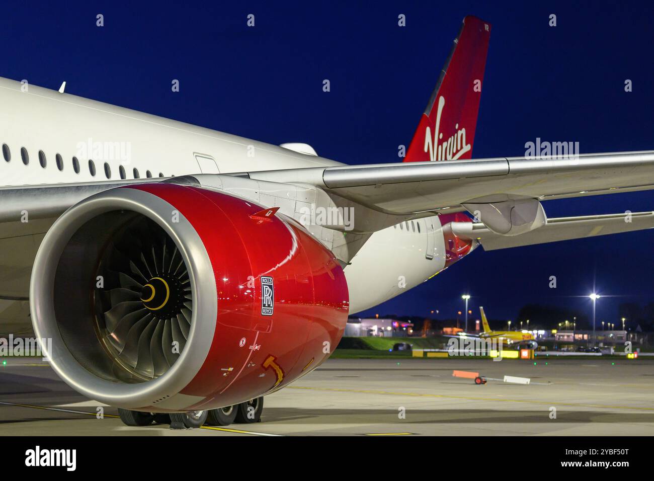 Primo piano del motore Rolls Royce Trent XWB-97 di G-VNVR Virgin Atlantic Airways Airbus A350-1041 all'aeroporto di Edimburgo Foto Stock