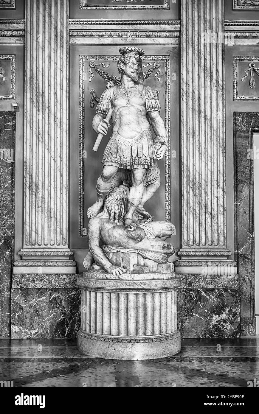 CASERTA, ITALIA - 1 APRILE 2024: Intricate statue in marmo nella storica Reggia di Caserta, Italia Foto Stock