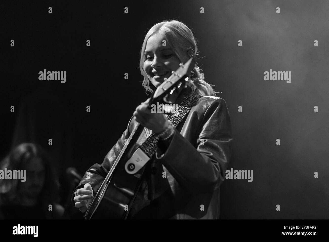 Glasgow, Scozia. 18 ottobre 2024. Nina Nesbitt suona lo spettacolo finale del suo Mountain Music Tour all'Old Fruitmarket. L'ultimo album Mountain Music è il primo che la cantautrice scozzese ha pubblicato sulla sua etichetta Apple Tree Records. Foto Stock