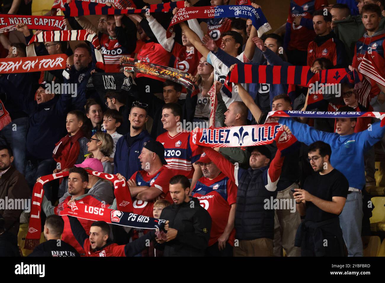 Monaco, Monaco. 18 ottobre 2024. I tifosi del LOSC Lille fanno il tifo per la loro squadra durante la partita di Ligue 1 allo Stade Louis II, Monaco. Il credito per immagini dovrebbe essere: Jonathan Moscrop/Sportimage Credit: Sportimage Ltd/Alamy Live News Foto Stock